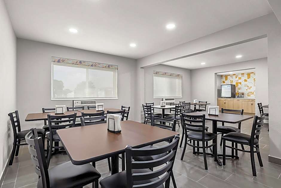 Days Inn by Wyndham La Crosse