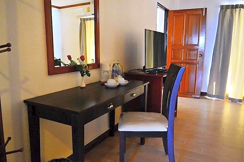 Lom Sak Nattirat Hotel