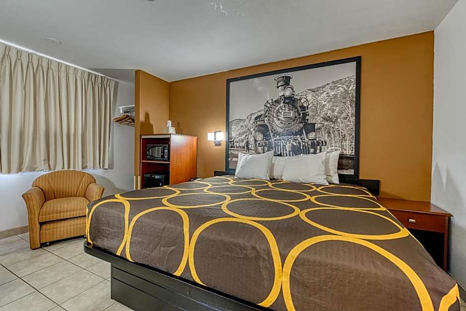 Photo 1 of 6 of 1 King Bed, Pet-Friendly