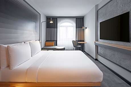 Superior Queen Room with Courtyard View