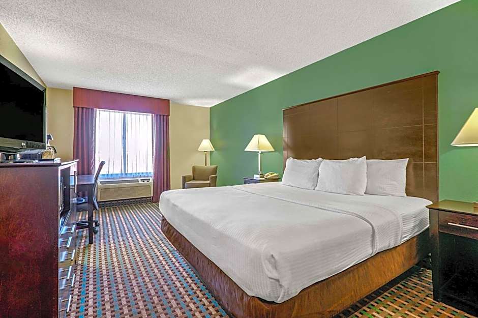 La Quinta Inn & Suites by Wyndham Maingate Fort Jackson