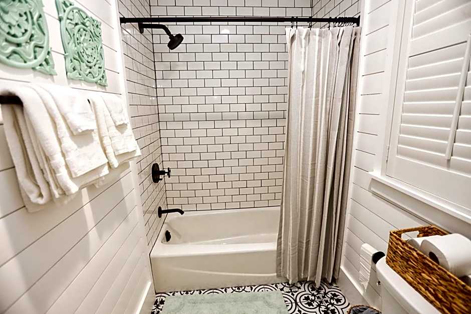 Historic Home Family Friendly Close to Seawall