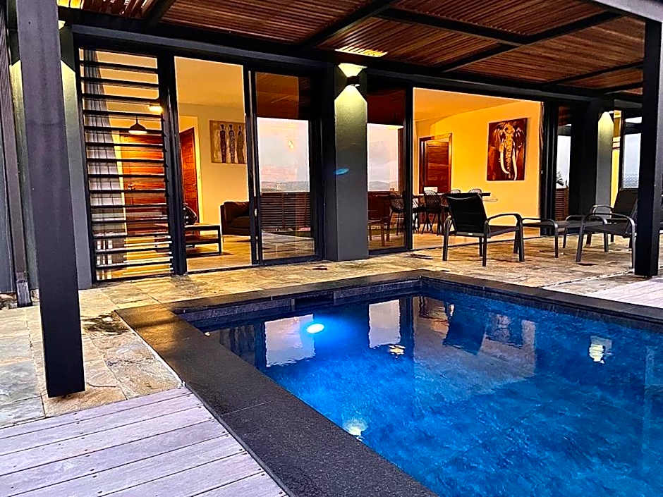 Villa Passion Cannelle de standing avec sa piscine vue mer