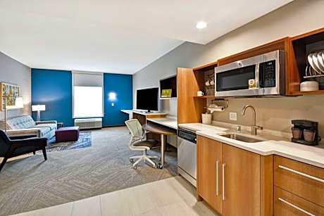 One-Bedroom Queen Suite with Two Queen Beds - Non-Smoking