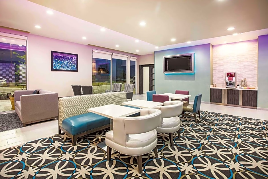 La Quinta Inn & Suites by Wyndham Dallas Plano - The Colony