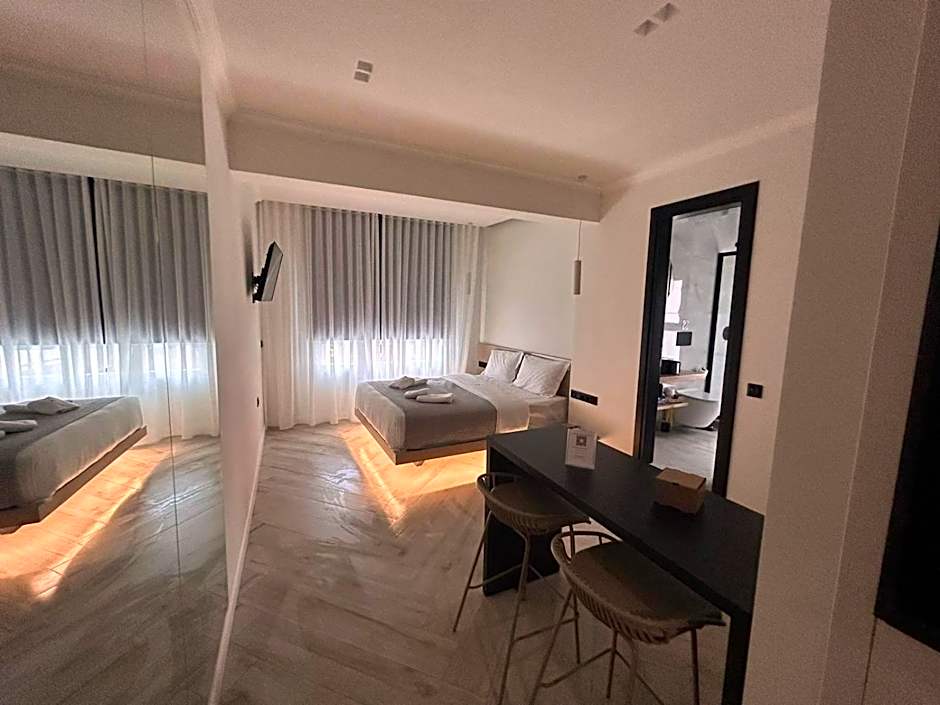 Triple A - Stylish Seven On The Pedestrian - FREE Parking!