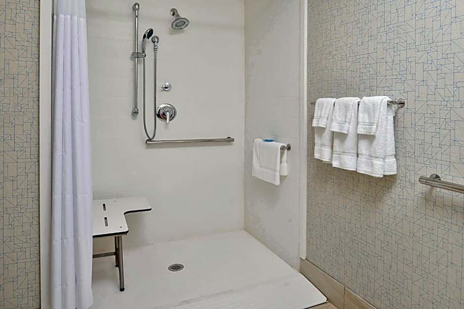 Holiday Inn Express & Suites Kansas City - Lees Summit By IHG