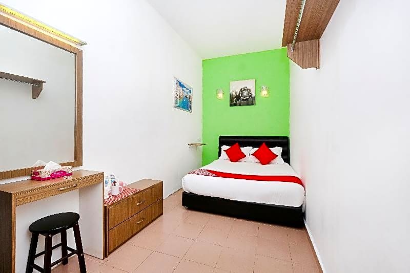 OYO 850 Gold Star Hotel