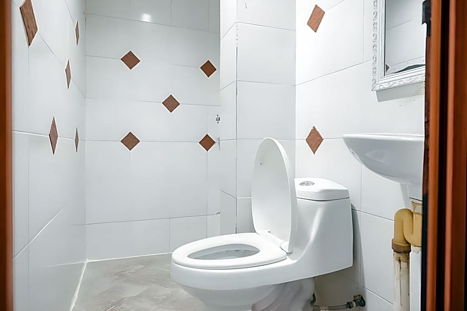 RedDoorz near Nagoya Hill Mall Batam 5