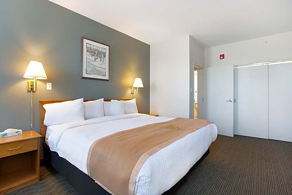 Lakeview Inns & Suites - Okotoks