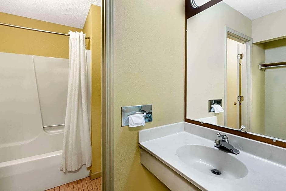 Days Inn & Suites by Wyndham Kalamazoo – Kalamazoo, MI