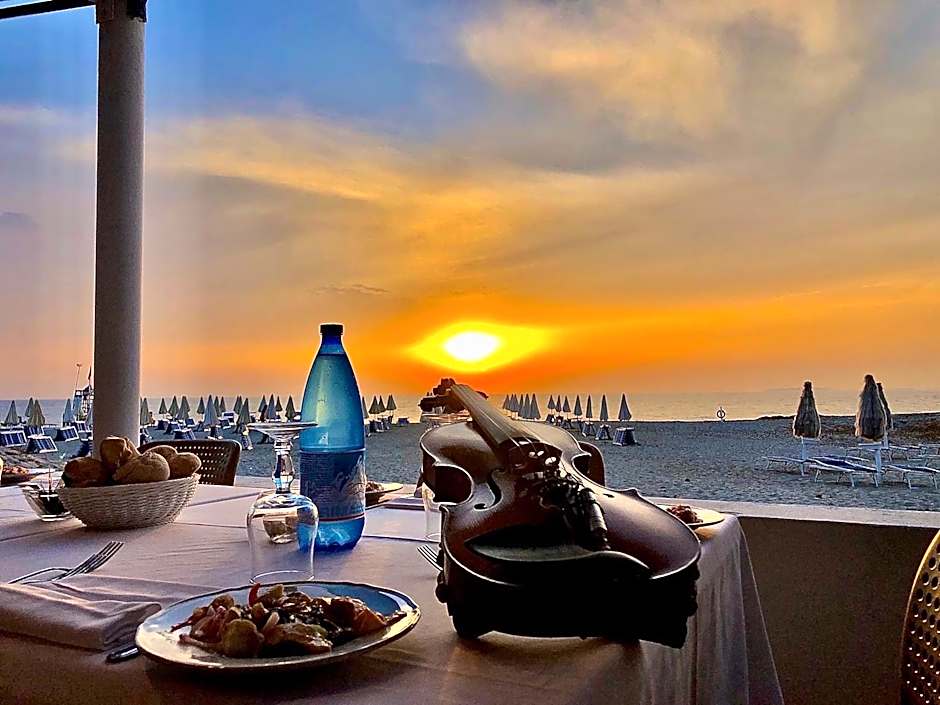 Hotel with swimming-pool in Arborea just 600 meters from the sea