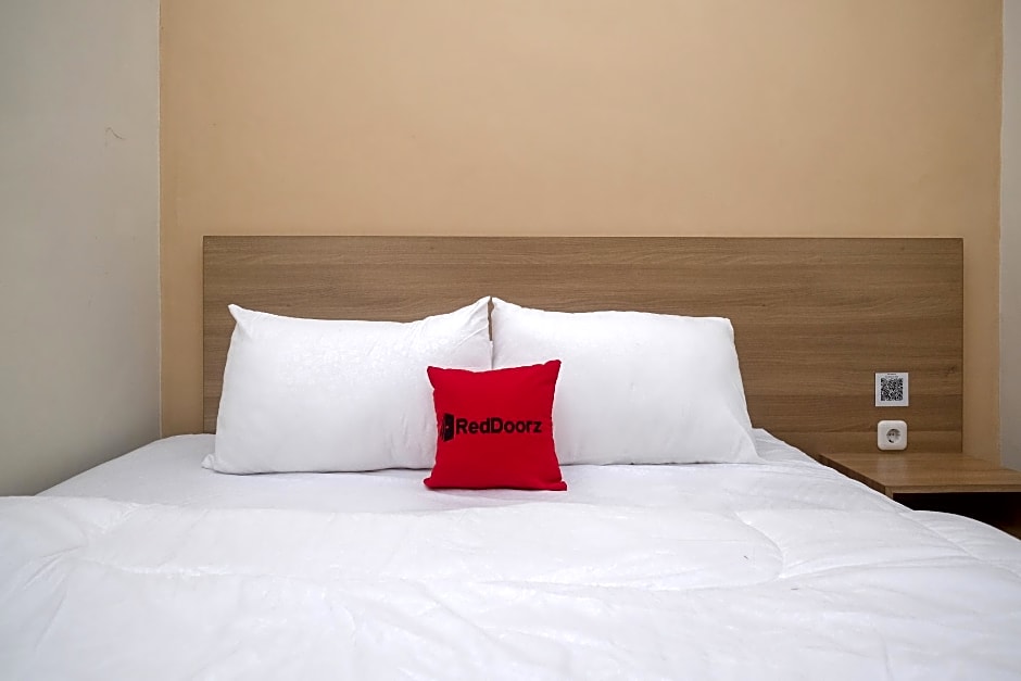 RedDoorz Plus near UMS Solo 2