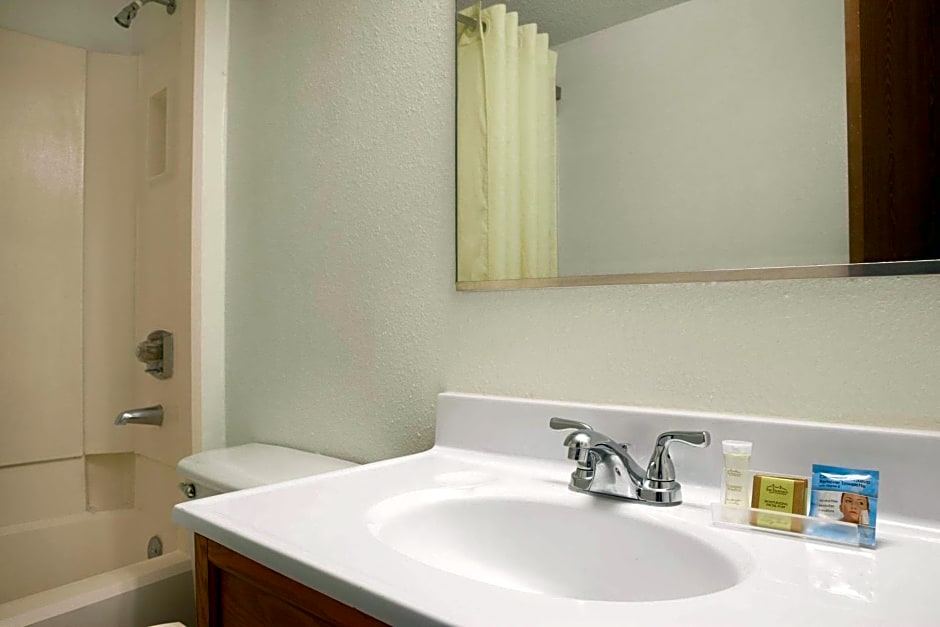 Super 8 by Wyndham Council Bluffs IA Omaha NE Area