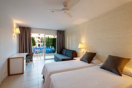 Double single room pool view