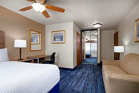 SUITE-1 QUEEN BED,NSMK,HARBORVW,KITCHETTE,SOFABD,PILLOWTOP,FULL BREAKFAST