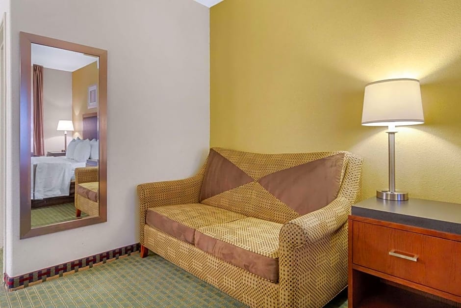 Quality Inn & Suites Lakewood - Denver Southwest