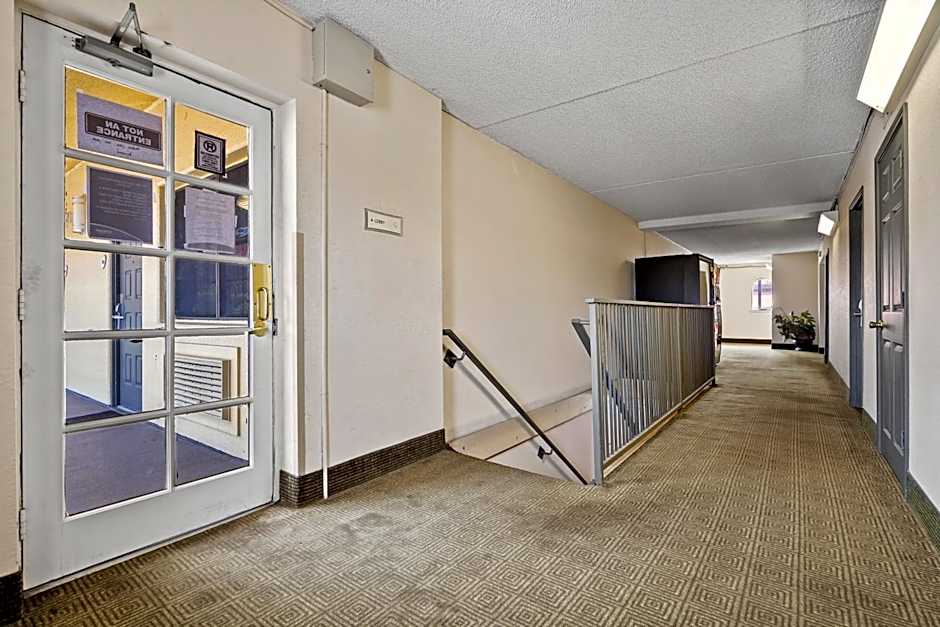La Quinta Inn by Wyndham Costa Mesa / Newport Beach