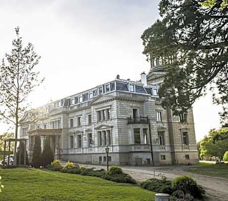 Schloss Kaarz mit Park