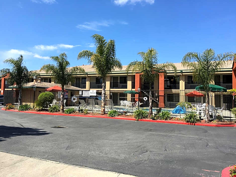 Super 8 by Wyndham Salinas