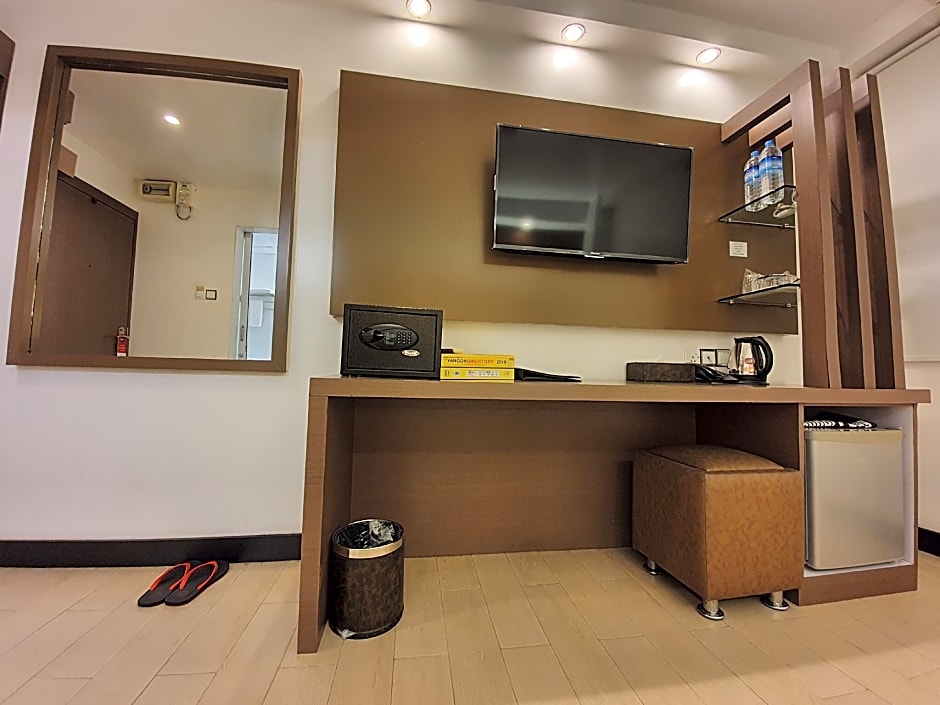 Clover City Center Plus Hotel