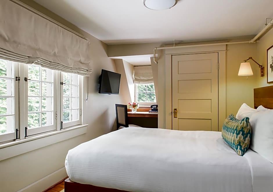 Oakhurst Inn at the University