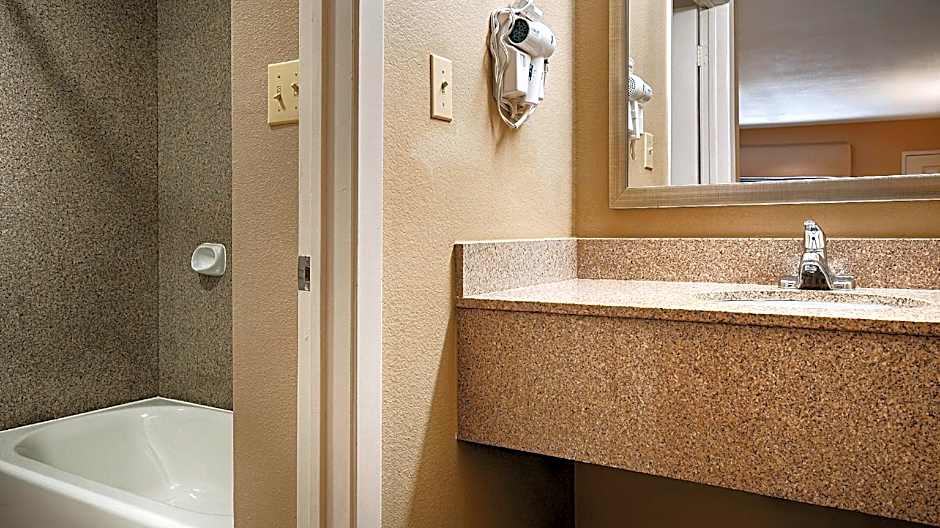 Best Western Cedar Inn