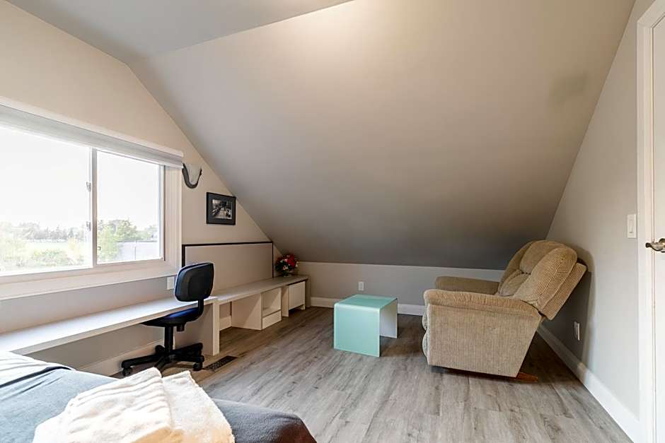 Beautiful renovated home 3 mins drive to Fall