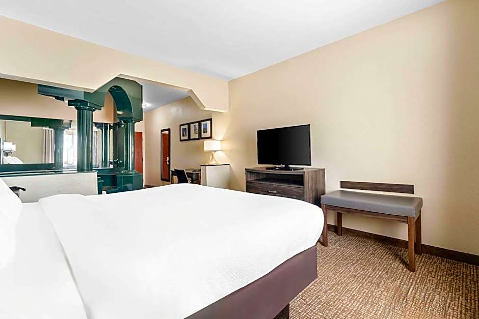 Comfort Suites near Robins Air Force Base