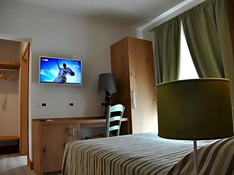 Camera Matrimoniale 3-Triple room-Comfort-Ensuite with Shower-Terrace