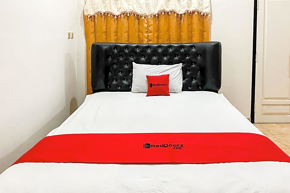 RedDoorz Syariah At Santana Stasiun Kepanjen