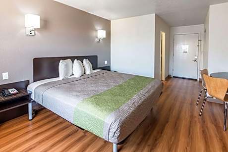 Large Double Room - Non-Smoking