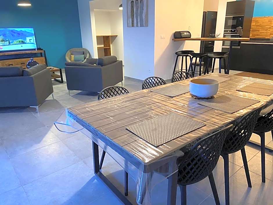 Villa Passion Cannelle de standing avec sa piscine vue mer