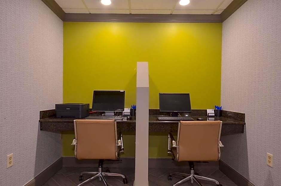 Holiday Inn Express & Suites Fayetteville University of Arkansas Area By IHG