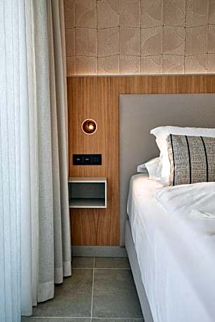 King Suite with Pool View