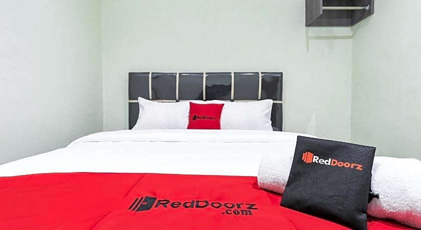 RedDoorz near Medan Amplas