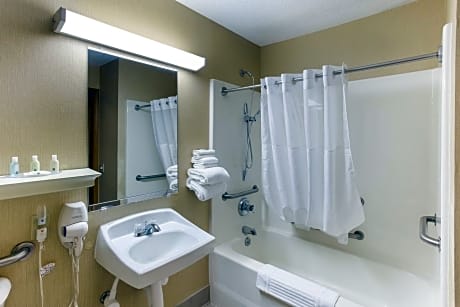Double Room with Tub - Mobility Accessible/Non-Smoking