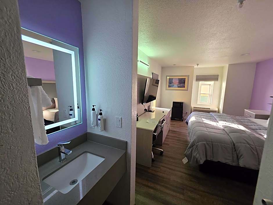 The Aqua Pacific Hotel