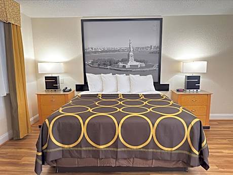 1 King Bed Non-Smoking