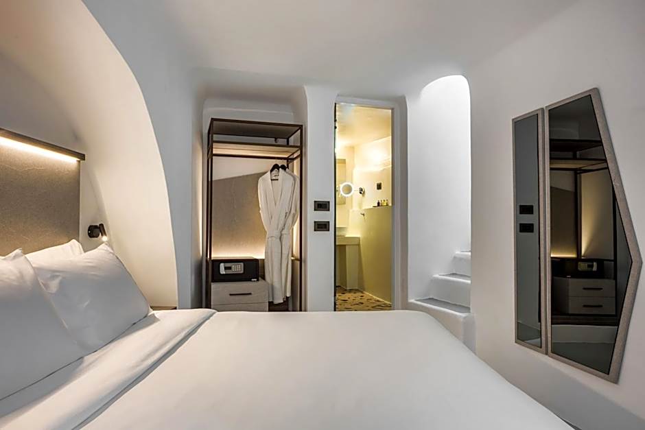 Sun Rocks Boutique Hotel - Caldera View Suites & Sunset Dining Experience