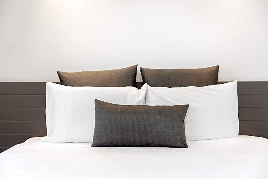 Coopers Colonial Motel