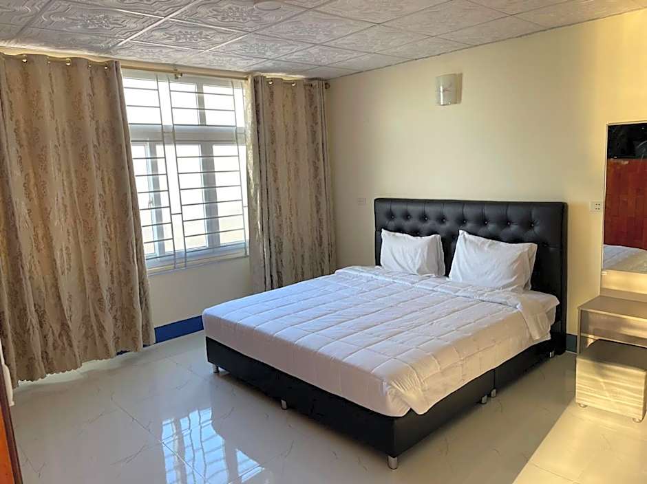Photo 1 of 10 of Premier 1 King Bed, Nonsmoking