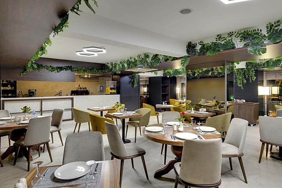Leo Suites
