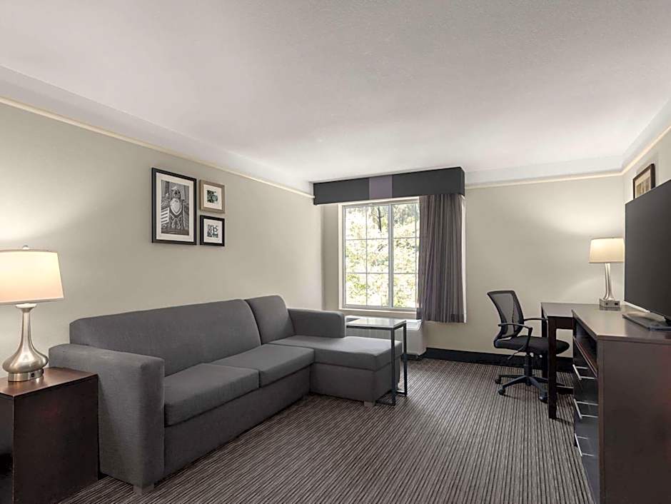 La Quinta Inn & Suites by Wyndham Santa Clarita - Valencia