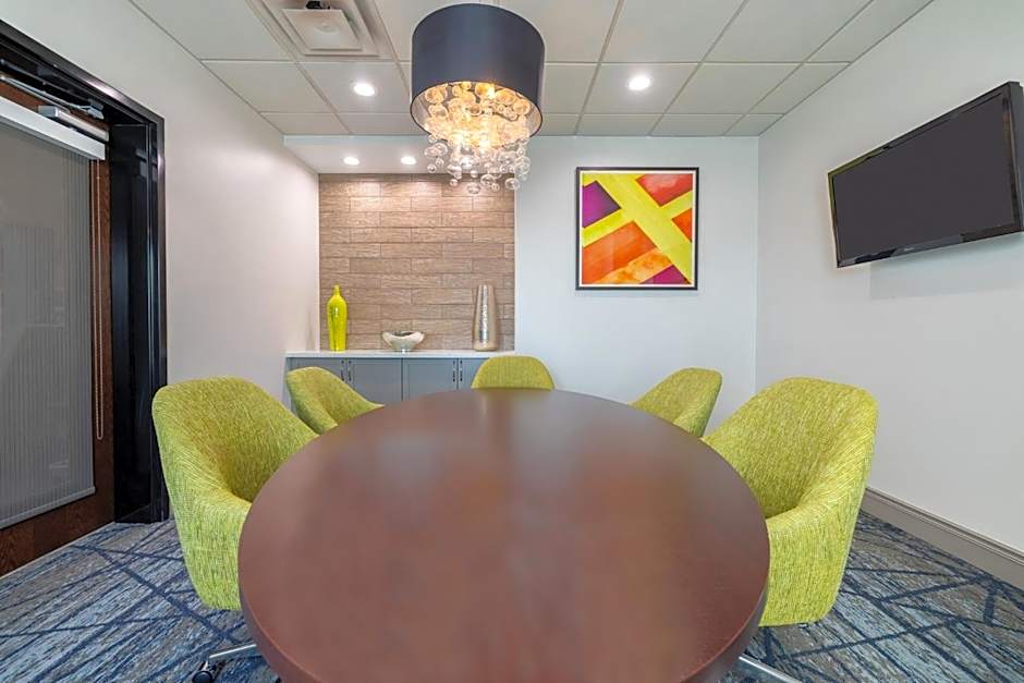 Holiday Inn Express & Suites Kansas City Airport By IHG