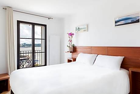 Double or Twin Room with Side Sea View