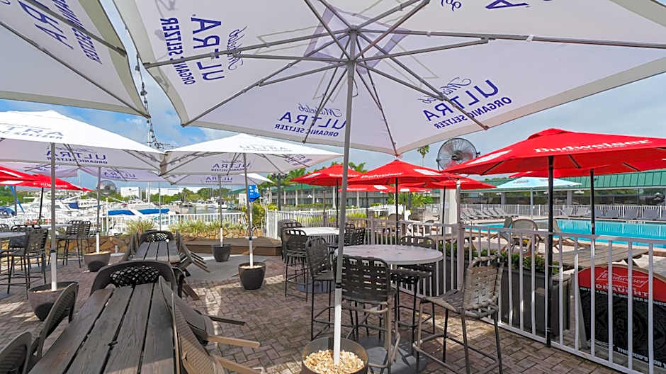 Waterfront Room, Heated Pool, Tiki Bar & Grill