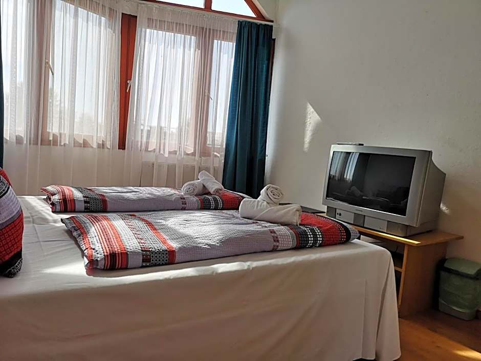 Parton Hotel & Bowling