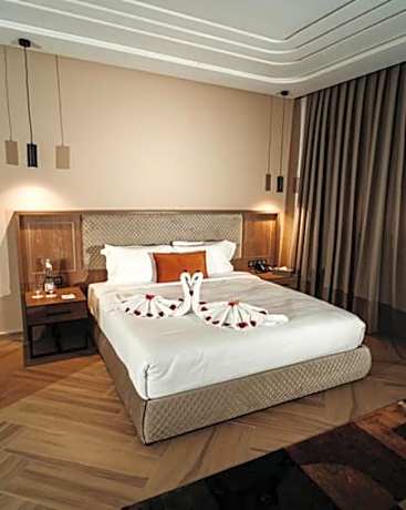 City Hotel by Waves