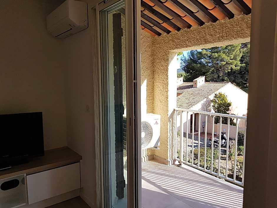 Studio neuf climatisé petite vue mer plage à pieds - Ted Home